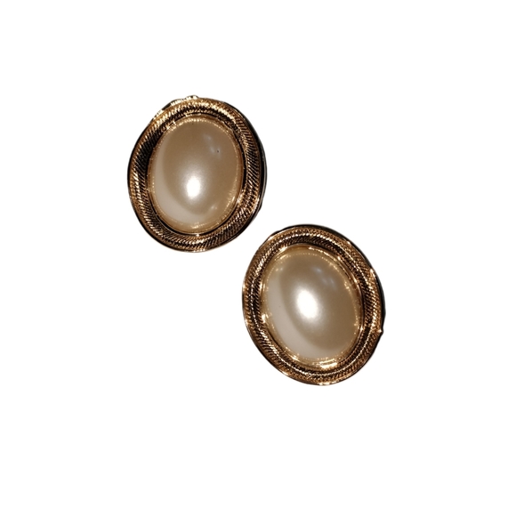 Large round post earrings - Picture 7 of 7